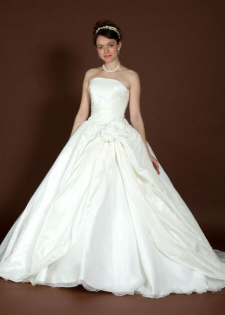 Abito da Sposa A-line semplice di raso con piccoli drappeggi fiori di stoffa come decorazione e fiocco sul retro