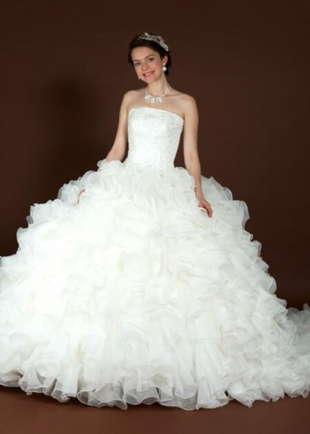 Vestito da sposa romantico Principessco in Organza con scollo dritto e gonna a balze voluminosa