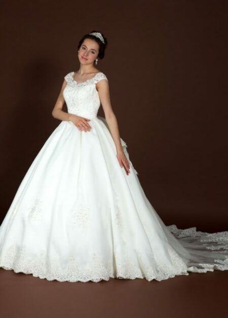 Abito da Sposa con corpetto in pizzo e bretelle gonna ampia con strascico lungo decorazioni perline e paillettes