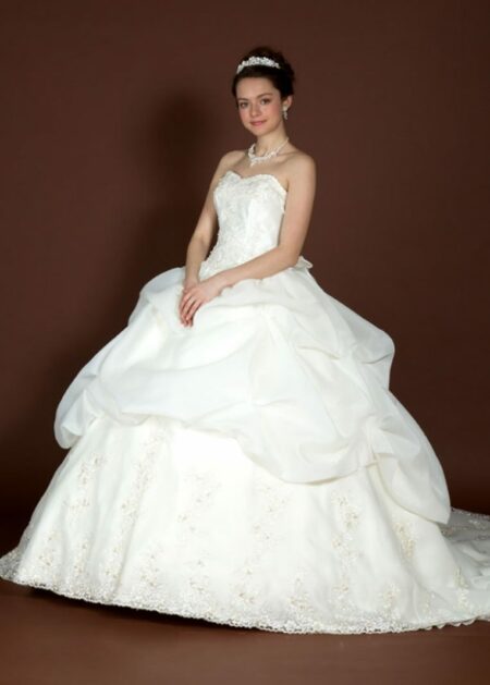 Classico abito da sposa con gonna a balze scollo a cuore e decorazioni luminose