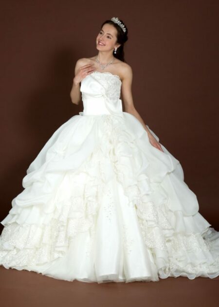 Spettacolare Abito da Sposa stile principessa con scollo dritto e gonna vaporosa multistrato