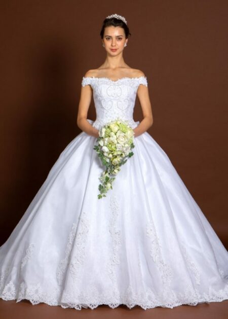 Vestito adatto a un matrimonio religioso scollo a barchetta e applicazioni di pizzo e perline