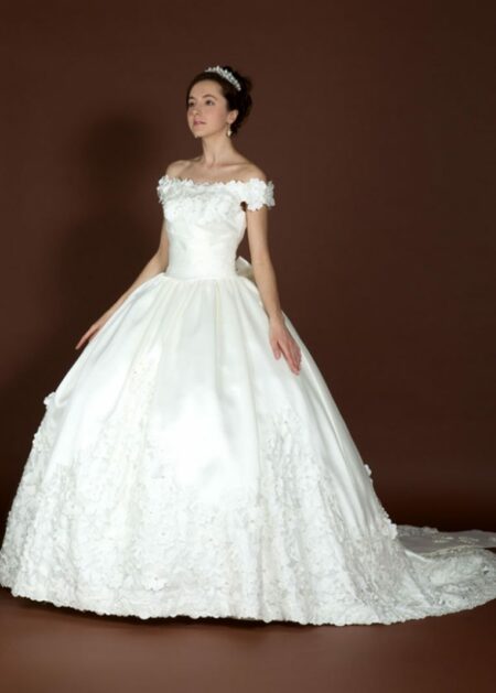 vestito sposa economico con scollatura a barchetta gonna a palloncino decorazioni floreali