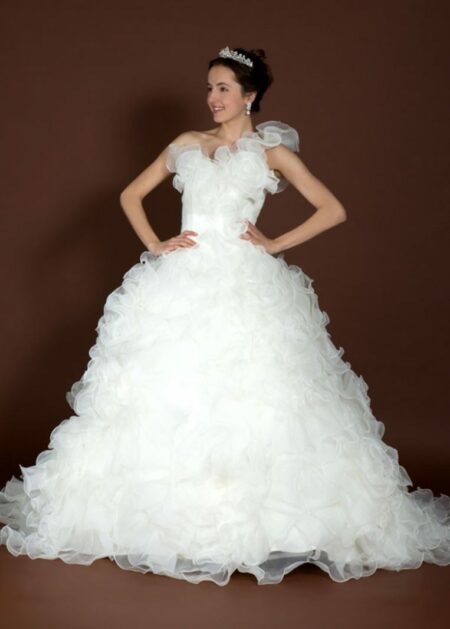 Abito da Sposa Monospalla Particolare con gonna a balze impreziosita interamente da sartoriali rouches di organza