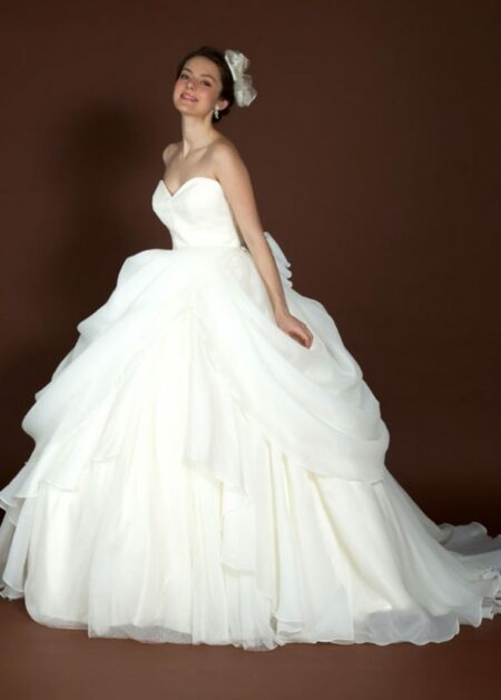 Abito da Sposa in Organza con scollo a cuore e gonna a balze voluminosa