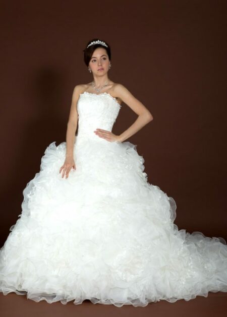 Abito da sposa prezzo economico con gonna vaporosa a balze e corpetto a cuore rigido decorato