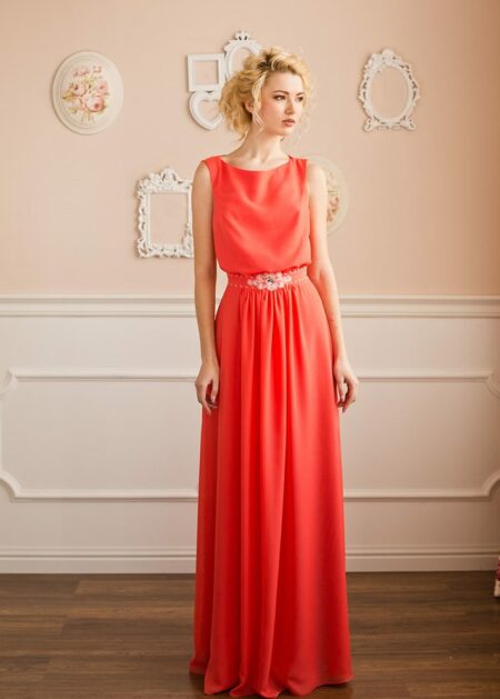 Abito semplice ed elegante per damigelle e invitati al matrimonio realizzato in chiffon con schiena scoperta