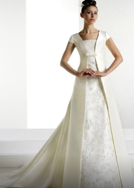 Cappotto da sposa lungo a prezzo scontato con maniche corte in raso. Adatto per abiti da sposa