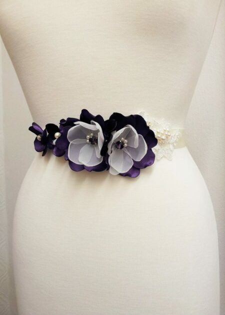 Cintura da sposa con fiori di stoffa e perline disponibile in vari colori collezione 2021