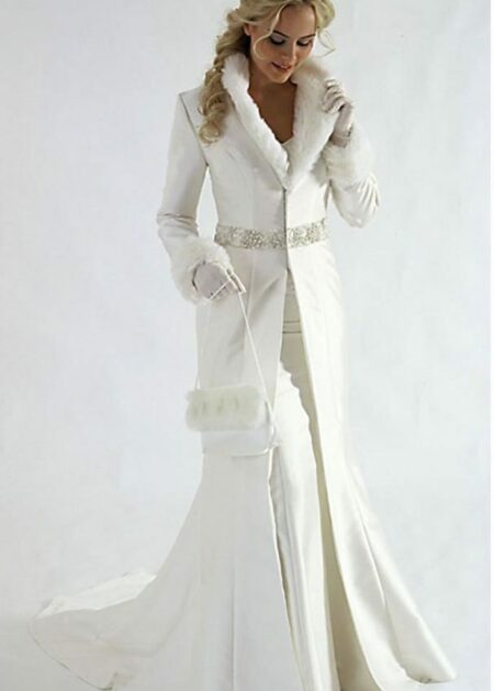 Giacca Sposa Inverno in raso decorata con eco-pelliccia e pietre lucenti a prezzo economico online outlet