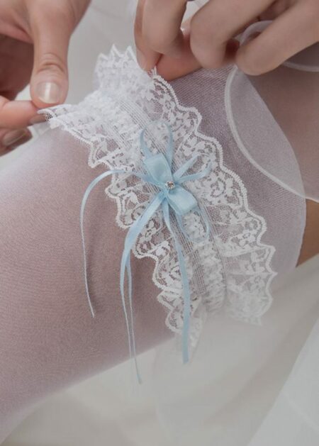 Giarrettiera da sposa in pizzo con fiocco blu acquista online ad un prezzo economio