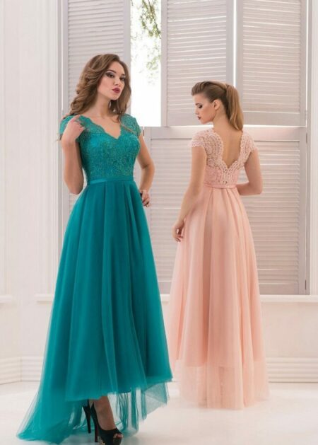 Abito da cerimonia asimmetrico in chiffon con scollo a V e maniche a cappuccio