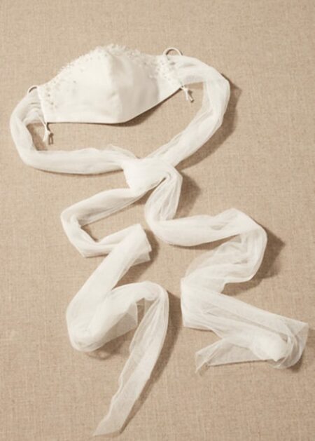 Mascherina in raso per la sposa abbinata al abito con decorazioni luminose