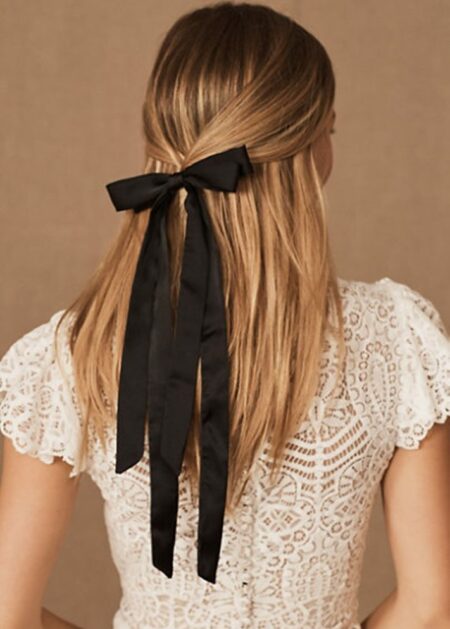 Nastro di raso fioccho per capelli 2021 per una semplice acconciatura da cerimonia semiraccolto da un total look nuziale