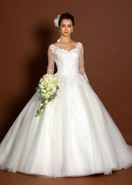 Raffinato abito da Sposa in tulle completamente ricamato con maniche lunghe di tulle con motivi floreali