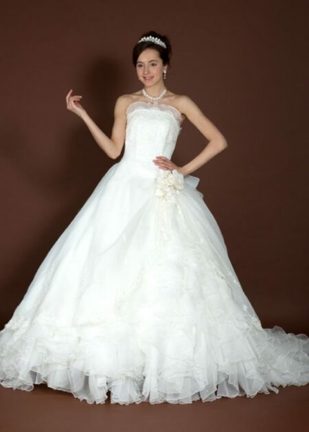 Romantico abito da Sposa ampio con eteree rouches di organza che arricchiscono tutta la gonna e il favoloso strascico