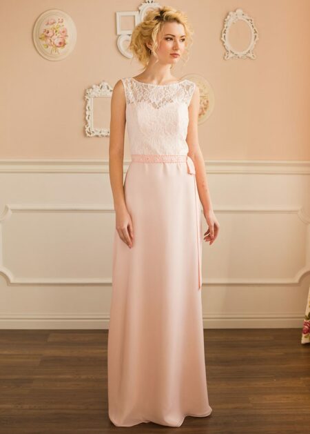 Semplice abito da damigella realizzato in pizzo e chiffon con schiena trasparente e cintura decorata con pietre scintillanti