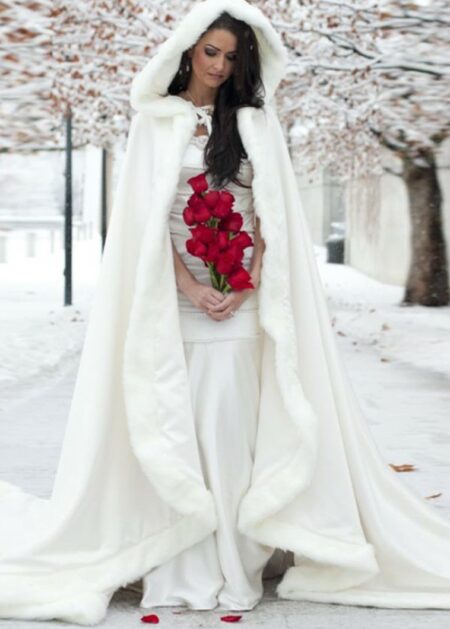 Soprabito Sposa Inverno in raso, cappotto ideale dal taglio lungo che riesce a coprire l'intera lunghezza dell'abito che hai addosso