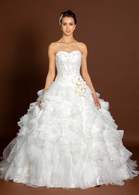 Splendido abito da sposa collezione 2021 con scollatura a cuore in pizzo gonna in organza con balze