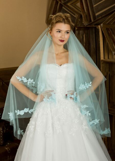 Velo da Sposa in tulle con doppio strato lunghezza media ricamato in pizzo rebrodè sull’orlo colore blu