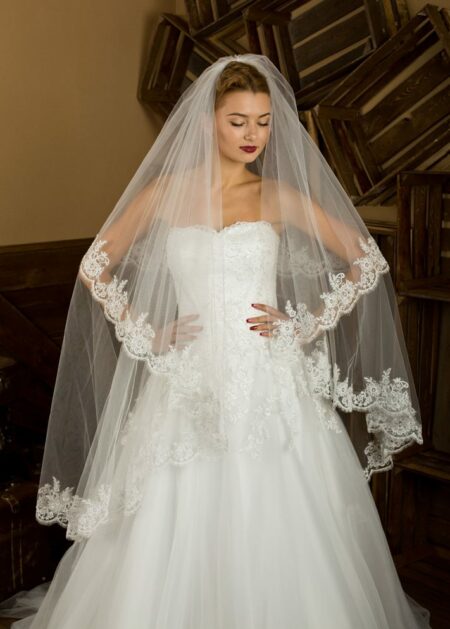 Velo da Sposa in tulle lunghezza media doppio strato con calata ricamato in pizzo rebrodè sull’orlo