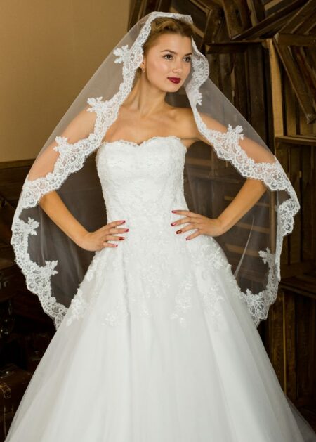 Velo da sposa online in tulle lunghezza media impreziosito sul bordo da dettagli in pizzo rebrodè