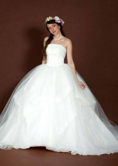 Vestito da Sposa Bustier con gonna vaporosa di Tulle e prezioso corpino di macramè arricchito di paillettes e perline