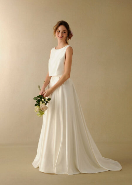 Abito da sposa A-line in satin semplice con gonna morbida e scollo a giro collo