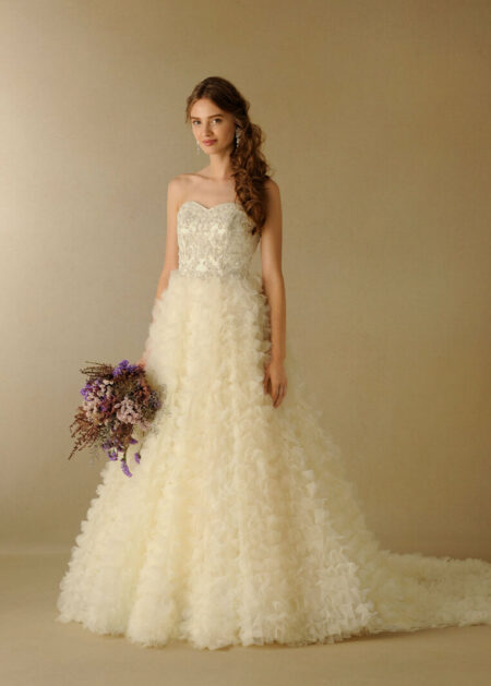 Abito da sposa A-line con scollo a cuore in organza pizzo e raso.