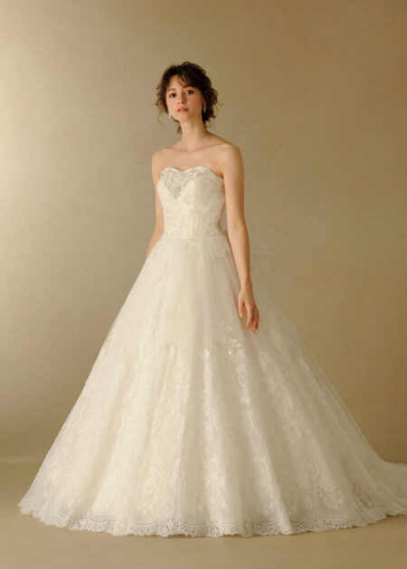 Abito da sposa principesco con decorazioni scintillanti sullo scollo