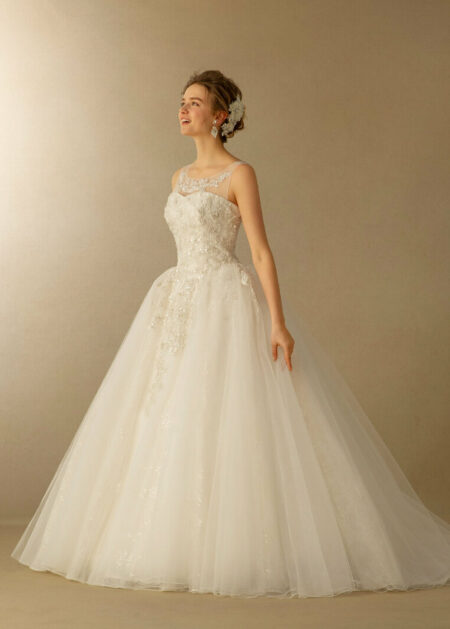 Abito da sposa principesco adatto per un matrimonio religioso.