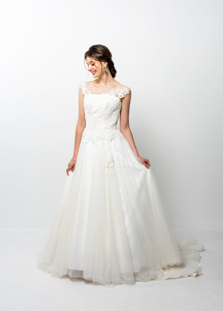 Abito da sposa principesco in organza e pizzo con scollo dritto e bretelle