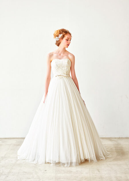 Abito da sposa principesco economico con scollo a cuore fatto in pizzo e organza