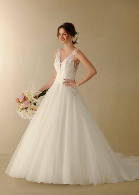 Abito da sposa principesco con decorazioni e scollo a V