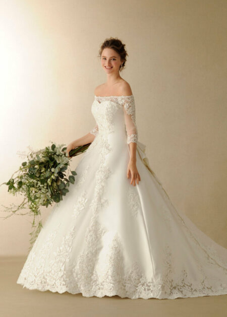 Abito da sposa principesco ricco di applicazioni in pizzo con scollo a barca