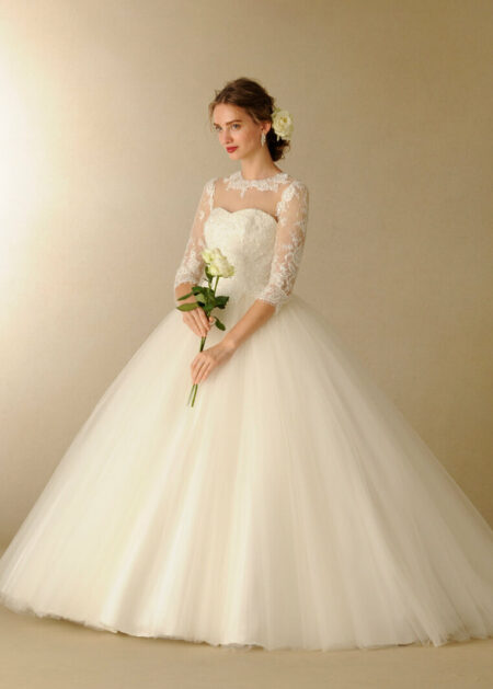 Abito da sposa principesco elegante fatto in pizzo e organza