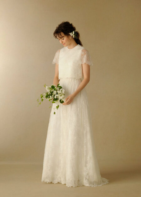 Abito da sposa a taglio dritto in pizzo accollato con maniche corte trasparenti in pizzo