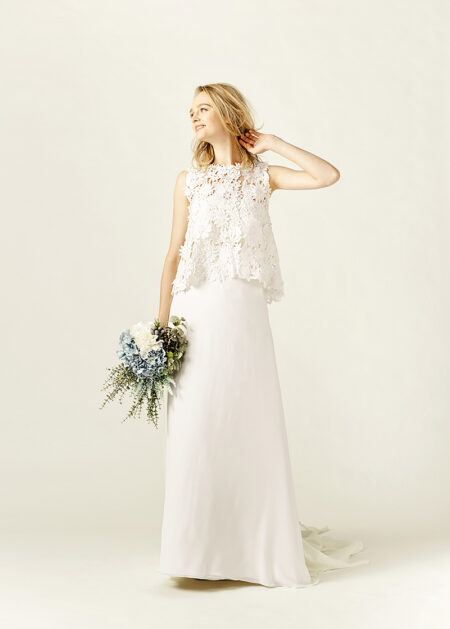 Abito da sposa a taglio dritto accollato fatto in chiffon e pizzo