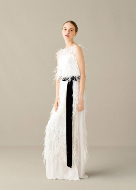 Abito da sposa taglio dritto con piume e strass