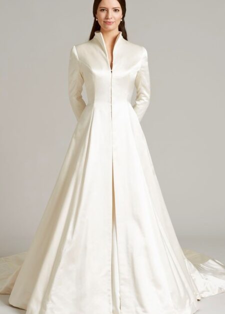 Cappotto avorio per abito da sposa inverno 2021, con maniche lunghe in raso