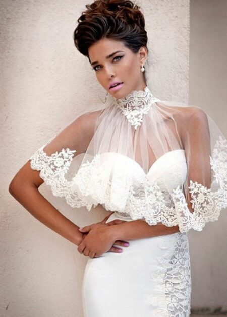 Mantello da sposa a collo alto in tulle molto elegante con finiture in pizzo