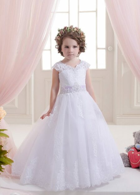 Abiti cerimonia bambina low cost fatto in raso e tulle con scollo V e cintura ricamata in raso che chiude sul retro con un fiocco