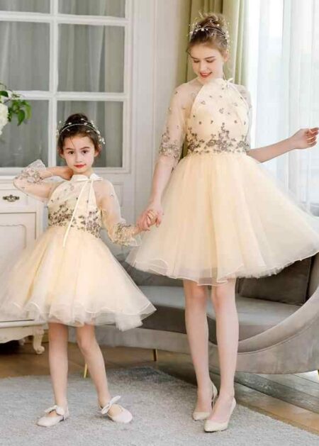Abiti da cerimonia corti per mamma e bimba set in vendita online ingrosso abiti per occasioni speciali fatto in raso e tulle con mezze maniche accollato con applicazioni in pizzo