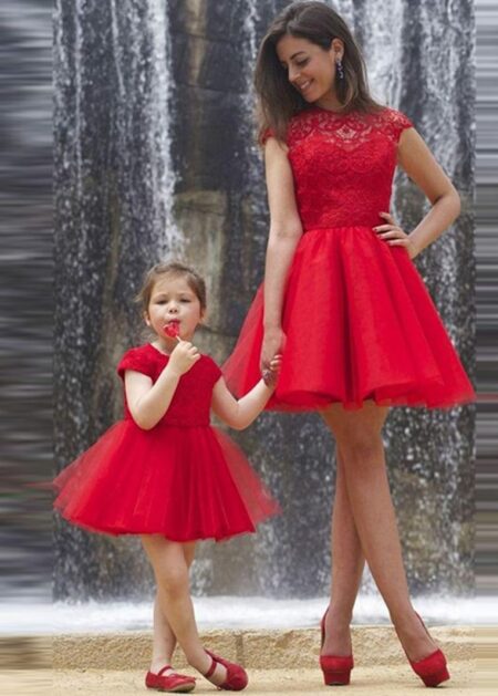 Abiti da cerimonia rossi coordinati per mamma e figlia con corpetto in pizzo e gonna ampia in tulle e fiocco sulla schiena vendita in contrassegno