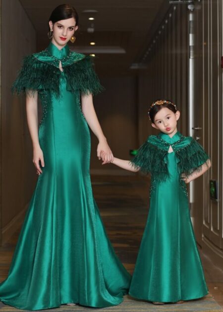 Abiti mamma e figlia eleganti per occasioni speciali shop Italia, mini me abiti da cerimonia in raso con mantellina accollata decorata con piume e pietre scintillanti