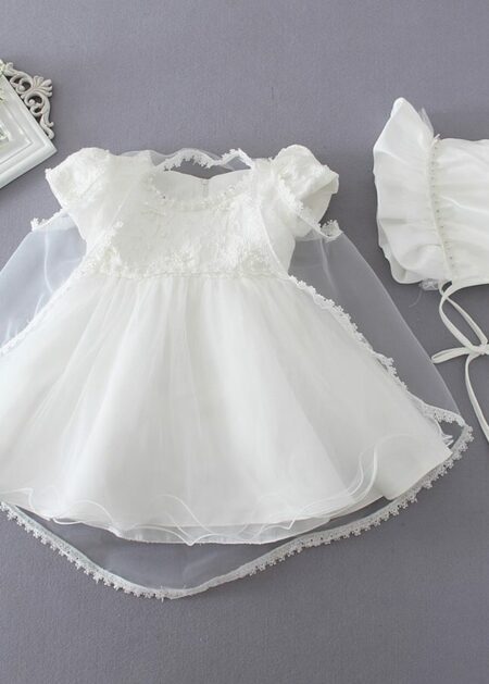 Abito battesimo economico semplice compreso di cappuccio e mantellina di tulle fatto in raso, pizzo e tulle con decorazioni di perline