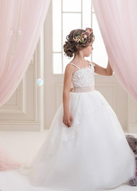 Abito cerimonia bambina per occasioni speciali fatto in raso e tulle con gonna ampia e applicazioni di pizzo arricchito con paillettes