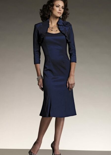 Abito cerimonia signora anziana corto fatto in taffetà con coprispalle a maniche tre quarti drappeggiato decorato con un fiore