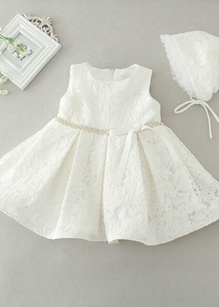 Abito da battesimo bambina classico con cappellino color bianco fatto in pizzo con cintura di pietre scintillanti e fiocco decorativo