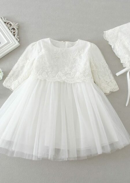 Abito da battesimo bimba online bianco in pizzo e tulle vaporoso con maniche tre quarti e cappellino di pizzo